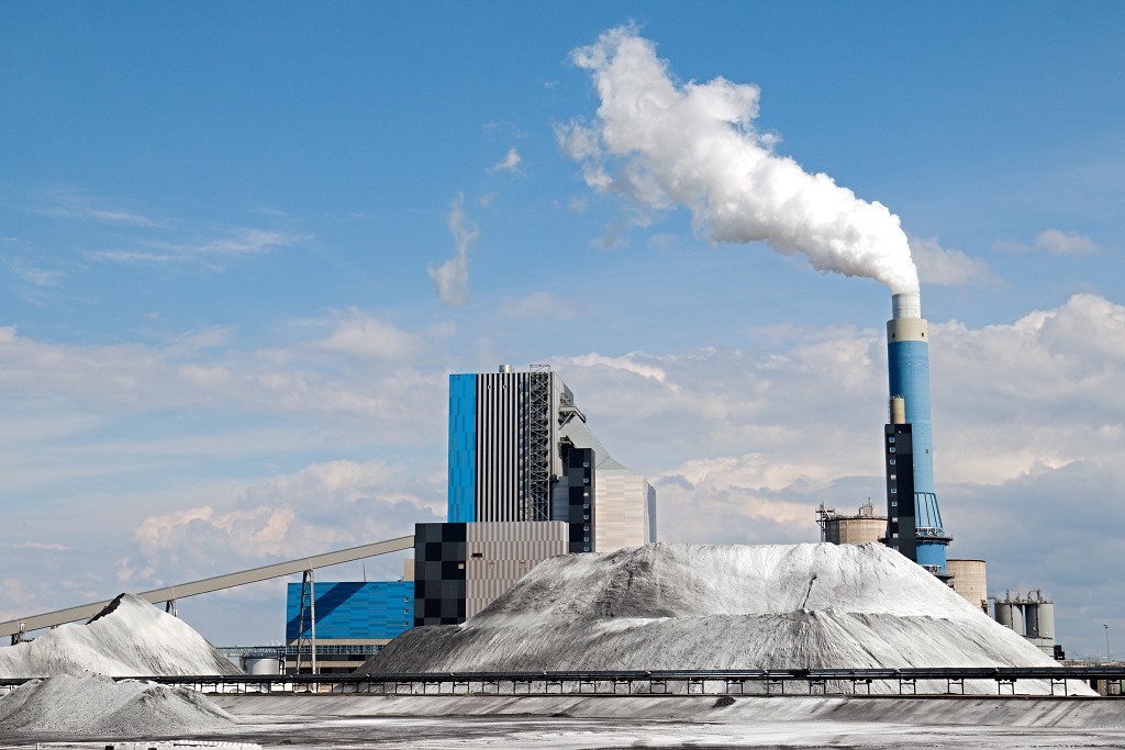 europoort maasvlakte rotterdam botlek haven scheepvaart industrie fabrieken marine transport overslag terminal portlantis ferry centrale